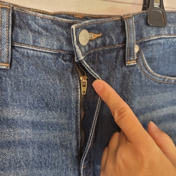 BANANA REPUBLIC 8INCH HIGH RISE GIRLFRIEND SHORTS IN DARK WASH, SZ 29 - Picture 4 of 9